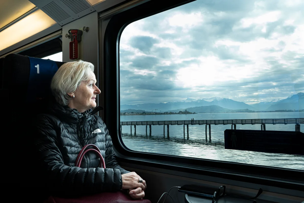 Der Ausblick auf den See begeistert Gisela Schmucki. Gisela Schmucki im Zug mit Ausblick auf den Zürichsee.
